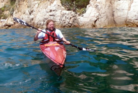 navegant amb el caiac  acabat de construir