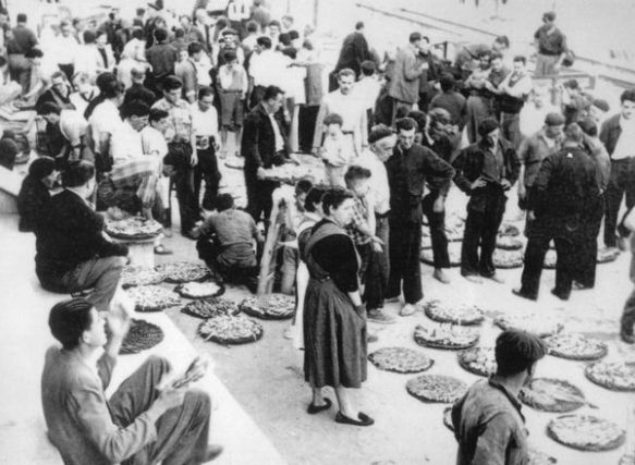 Abans de la construcció del port, a Arenys el rotllo es feia davant del balneari Lloveras