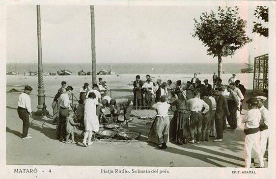 A Mataró durant molts anys s´ha fet la subhasta de peix a peu de barques. Normalment es feia a la platja dsel callao