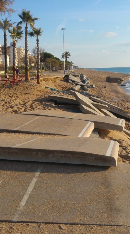 Pineda de Mar. El tram del passeig marítim destrossat pel temporal de desembre que haurà de pagar l'Ajuntament